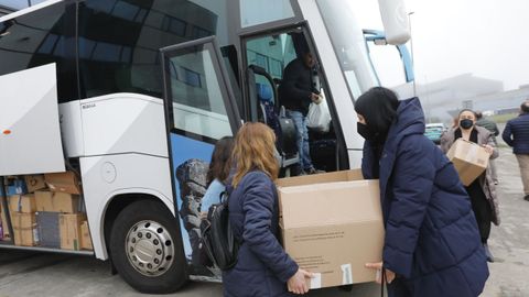 La carga se repartió entre un tráiler y los dos autobuses