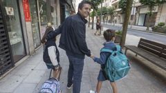 Borja Verea acompaando a dous dos seus tres fillos ao autobs escolar