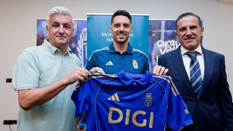 Roberto Su�rez, Josip Brekalo y��ngel Zubizarreta, director del Silken Monumental Naranco