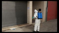 Proteccin Civil desinfectando centros pblicos, como entrada a sper y tiendas de alimentacin, en Celanova