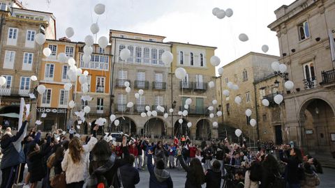 Paz Ourense.Lectura de manifiesto y suelta de globos en la praza Maior de Ourense
