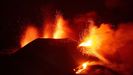 Actividad eruptiva del volcn Cumbre Vieja, en la isla canaria de La Palma, este viernes por la noche.