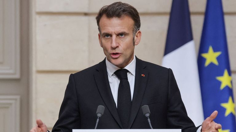 Macron entra en su último año atento al duelo entre Le Pen y Bardella