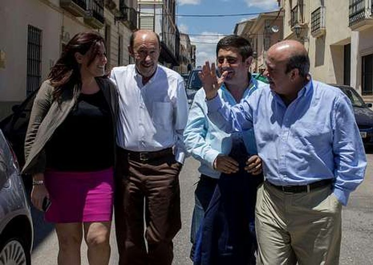 Rubalcaba, con varios cargos socialistas en la visita que realizó ayer a la localidad jienense de La Carolina.