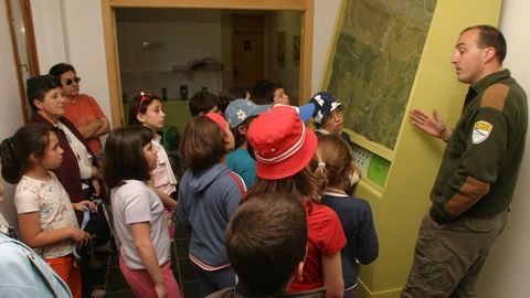 Una visita escolar al aula forestal del vivero de Os Trollos, que visitarn los alumnos que tomen parte en el certamen