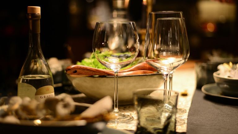 Despiden a la jefa de sala de un restaurante por insultar y amenazar a los camareros: «Bastardos, ahora vais a andar de rodillas»