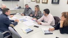 El alcalde de Boiro, Jos Ramn Romero, y el edil de Urbanismo e Obras, Lus Ruiz, mantuvieron un encuentro con la diputada de Vas e Obras, Mnica Rodrguez.