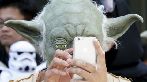Selfie con palo tomar no debes. Un participante disfrazado de Yoda toma una autofoto.