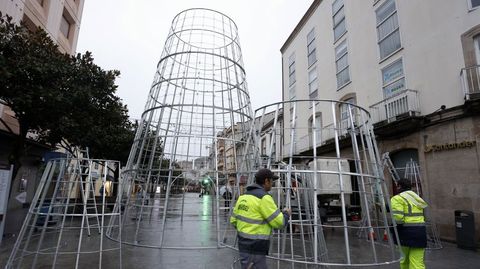 Instalación del montaje luminoso de 17 metros de altura que lucirá en la calle Cardenal