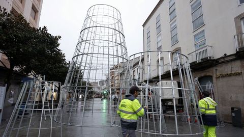 Instalacin del montaje luminoso de 17 metros de altura que lucir en la calle Cardenal