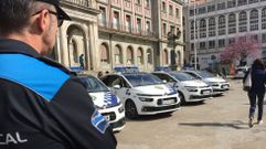 Adquiridos en el 2017. La imagen es de hace seis años y medio, cuando el Concello de Ferrol recepcionó los cuatro nuevos vehículos patrulla, con un «posado» oficial en la plaza de Armas.