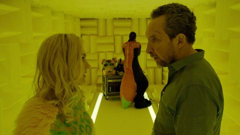 Fotograma de «Feedback» en el que aparece el protagonista, Jarvis Dolan, hablando con su hija, Julia