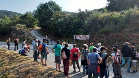 En la marcha participaron dos grupos que concluyeron en el monte comunal de Hórreos