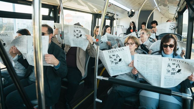 Fillas de Cassandra convierten un bus de Vitrasa en pista de baile con «Insolación», segundo tema de su nuevo álbum