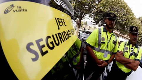 Guardias civiles encargados de la seguridad de la Vuelta, hoy en Oviedo