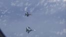 Un vídeo grabado desde el interior del avión del ministro ruso muestra al F-18 español (arriba) volando cerca del aparato hasta que da un giro para alejarse después de la llegada de un caza ruso Su-27 (abajo)