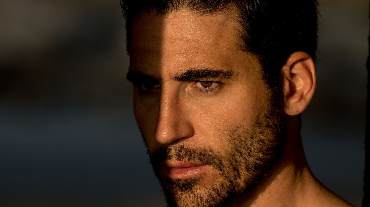 Miguel Ángel Silvestre: «Dormí en la cama de Luis Tosar, a ver si se me  pegaba algo»