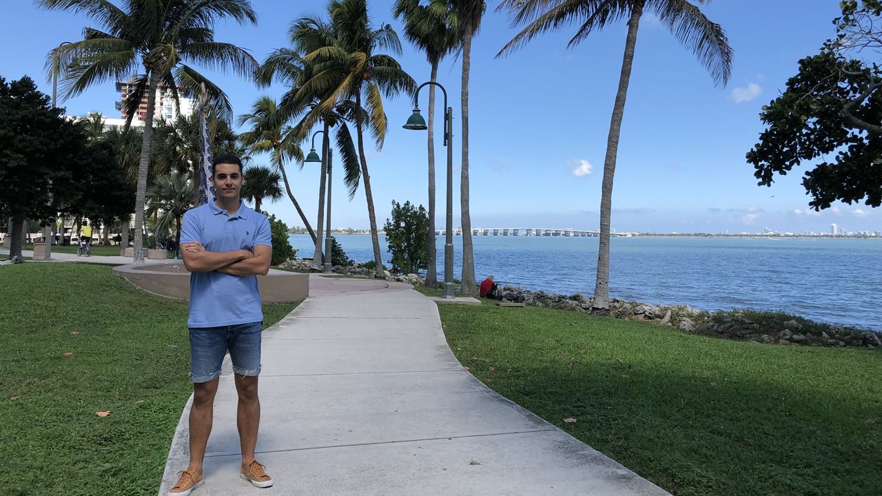 Chris, a neoiorquina que vive en Lugo e cambiou o ingl�s polo galego.El avilesino Jairo Santano, en Florida (Miami)