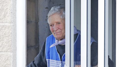 Olga no ha cambiado sus hábitos. La única diferencia es que ya no pasan peregrinos frente a su casa, como antes del Xacobeo 93