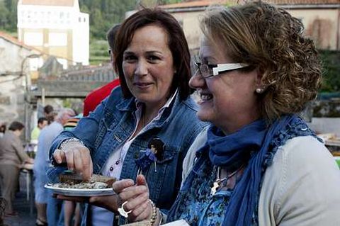 Las hermanas Lola y Carmen Rial y la concejala Sandra Insua disfrutaron de la sardiada organizada en A Ponte do Porto.