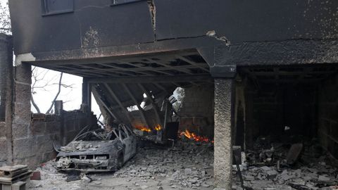 Casas quemadas en Moces (Concello de Meln) a causa del incendio forestal. 