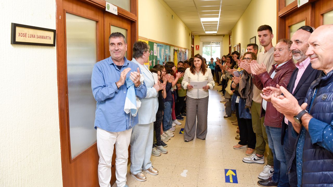 Alumnos y profesores�escuchan el relato de Bernardo Penabade, que se crio en una de las viviendas de O Cadaval, la mayor�a a�n en ruinas