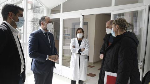 El conselleiro de Sanidade, Julio Garca Comesaa, visit el centro de salud de Castro Caldelas.