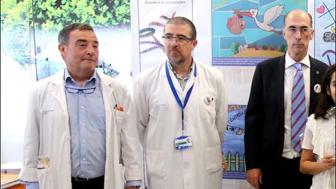 Luis Amador, a la izquierda, con el gerente del rea sanitaria, Flix Rubial, y el conselleiro de Sanidade, Jess Vzquez Almua