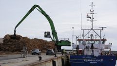 Barco cargando madera de montes marianos en el puerto comercial de Burela