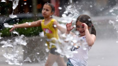 Niños juegan en una fuente de agua para refrescarse del calor en la Rose Fitzgerald Kennedy Greenway, en Boston