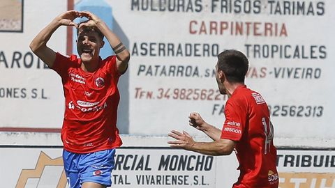 Raúl celebra su gol en Viveiro