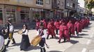 Los cofrades, en su desfile por la Rúa Real precedidos por un grupo de gaitas