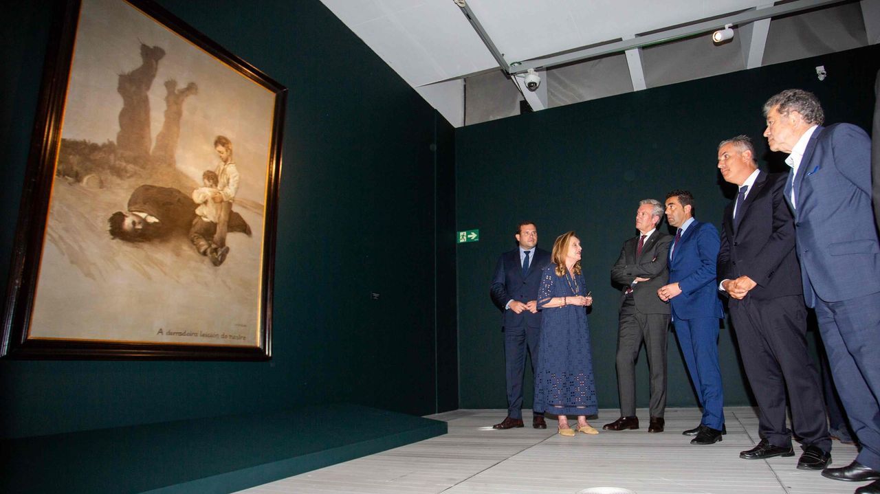 Autoridades, fronte ao lenzo de Castelao �A derradeira leici�n do mestre�.