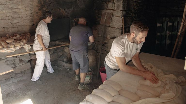 Corvillón resucita sus hornos comunitarios para encender la convivencia de la parroquia