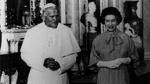 El papa Juan Pablo II y la reina Isabel II de Inglaterra, durante la histórica visita del pontífice a Gran Bretaña en el año 1982.