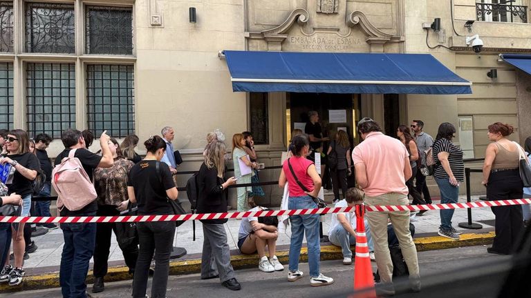 Las solicitudes de nacionalidad española colapsan el Consulado de Buenos Aires, que refuerza su plantilla