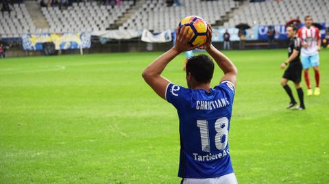 Christian Fern�ndez se dispone a sacar de banda