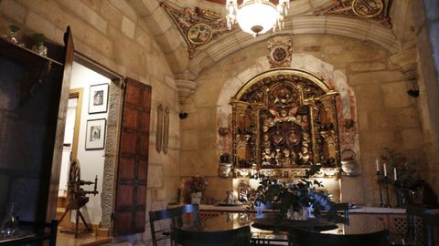 La capilla es uno de los grandes atractivos de la casa en la plaza del Teucro de Pontevedra