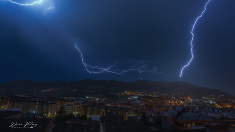 Un rayo impactando sobre la antena de RTVE, ubicada en el Monte Naranco, durante la madrugada