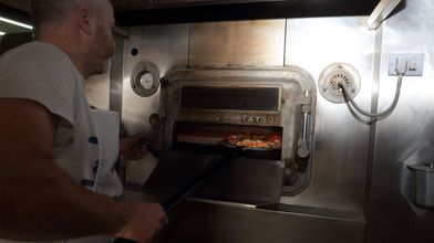Carlos y Mónica gestionan la panadería-pizzería Rozas de Cospeito