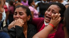 Familiares de presos esperan noticias de los suyos en el exterior de la prisin de Guayaquil.