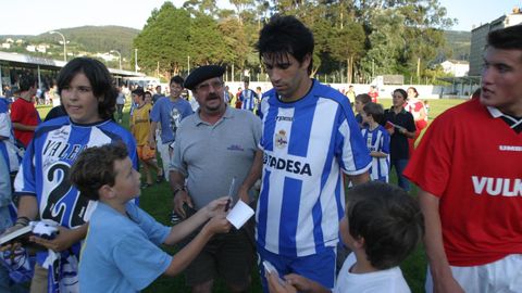 Valerón rodeado de niños en una visita a Cantarrana, en 2003