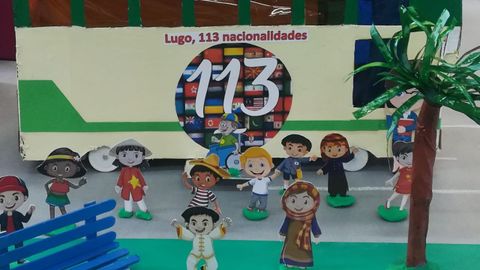 Alumnos, padres y profesores de As Gándaras enseñando la maqueta de Lugo en el Museo Provincial.