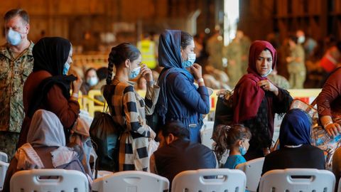 Mujeres afganas a su llegada a Rota (España) tras ser evacuadas de Kabul