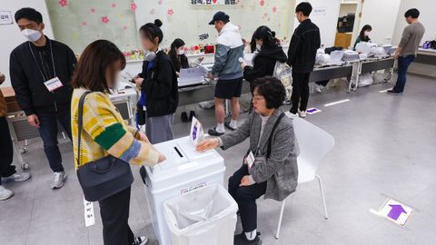 Una mujer vota en un colegio electoral de Seul, Corea del Sur.