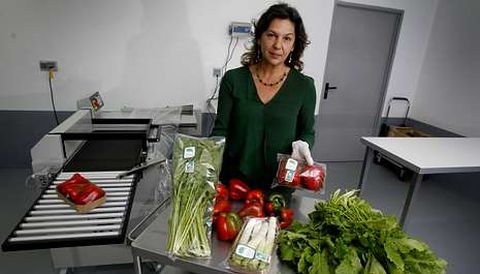 Belén Gómez, de Casa de Vilarullo, en la pequeña planta envasadora con la que complementan su producción agrícola propia.