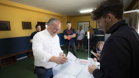 El alcade de Culleredo, José Ramón Rioboo, votando en Almeiras