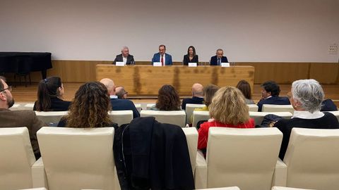 Patronos de la Fundación Rof Codina, que gestiona el hospital veterinario, inauguraron este viernes la reunión