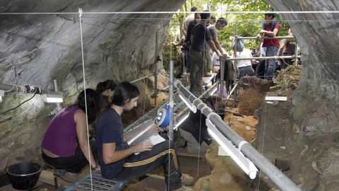 Las excavaciones en la galera de la entrada de la cueva -donde se encontraron numerosos rastros del hombre de Neandertal- se hallaban en este estado cuando se dio a conocer la existencia de las pinturas y los grabados