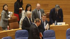 Feijoo, saludando a Valeriano Martnez en el Parlamento, durante la aprobacin de los ltimos Presupostos